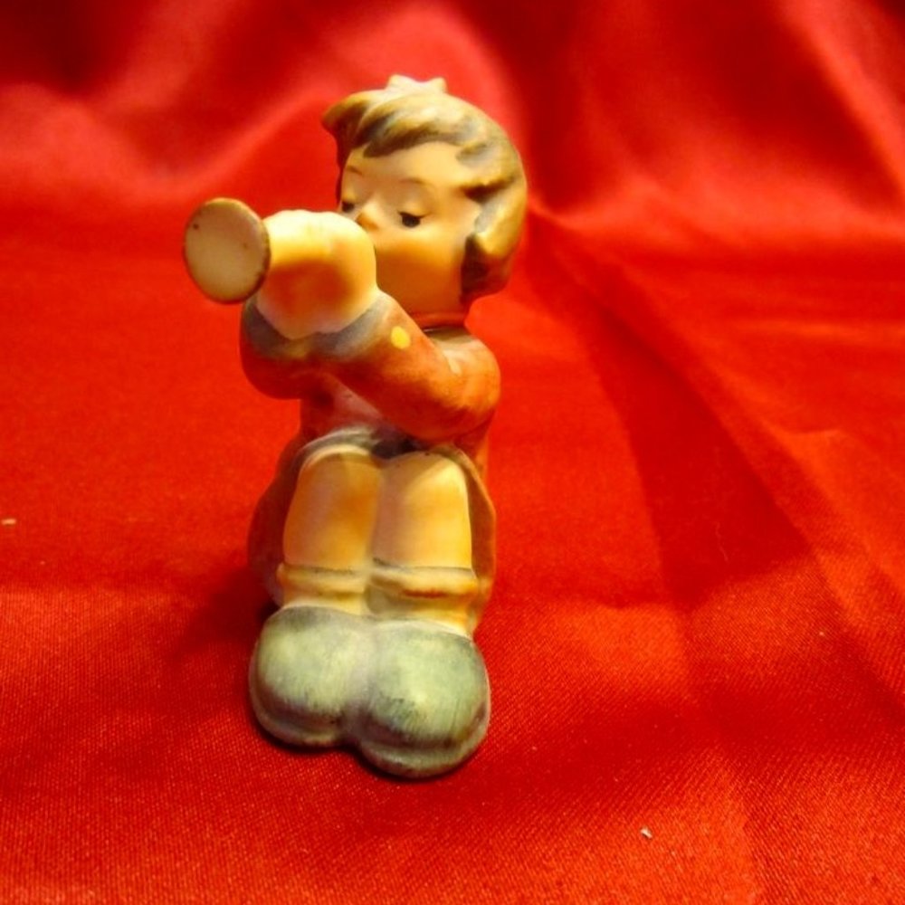 RARE VTG 1968 HUMMEL GOEBEL "SITTING PLAYING HORN" #391